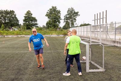 Fodboldholdet »Vedligeholdet« er blandt andet for spillere med nedsat mobilitet eller demens. Erik Sørensen (t.v.), der for nylig fik nyt knæ, ser holdet som en oplagt mulighed til at dyrke lidt motion i et socialt fællesskab.