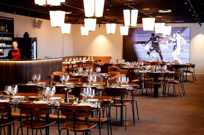 Alle gulvtæpper i FCM’s nye byggeri kommer fra lokale Ege Carpets. Her ses tæpperne i den ene ende af den nye premiumlounge på MCH Arena.