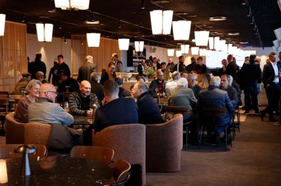 Sådan ser der ud i FCM's nye »Premium Lounge by &Tradition«. Gæsterne tager plads i mindre sektioner i lidt mere afslappede stole. Ambitionen har været at skabe en eksklusiv og lækker, men også hyggelig og intim atmosfære for sponsorerne.