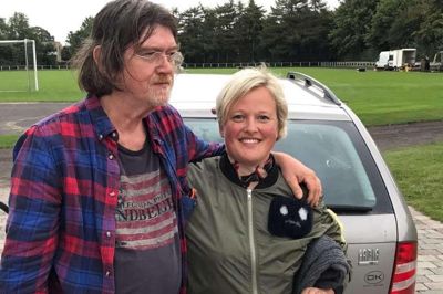 Vita Vels fra Bjerringbro fik på et tidspunkt kunstneren Johnny Madsen til at skrive en personlig hilsen bag på et af malerierne. Hun vil have de stjålne malerier tilbage. For hende er malerierne uerstattelige.