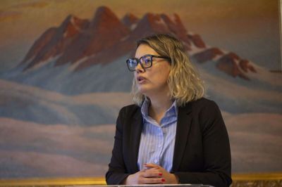 Naaja H. Nathanielsen, der er naalakkersuisoq (minister) for justitsområdet i Grønland, beklager, at sagsbehandlingen af ansøgninger om erstatning for ufrivillig prævention trækker ud. Men der er kommet langt flere ansøgninger end ventet, oplyser hendes departement. (Arkivfoto).