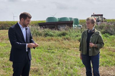 Tirsdag formiddag præsenterede Venstres borgmesterkandidat partiets udspil til kommunalvalget i Ringkøbing-Skjern Kommune vedrørende kommende VE-anlæg. Her er Lone Andersen flankeret af Minister for byer og landdistrikter Morten Dahlin (V), der bakkede sin partikollega op i, at lokalopbakning til vedvarende energianlæg er afgørende for den grønne omstilling.