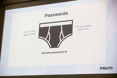 En 23-årig og en 24-årig forsøgte sig torsdag som falske bankbude i Ikast. De blev taget på fersk gerning, og den 23-årige er nu varetægtsfængslet i fire uger. Sagen er et eksempel på et stort fokusområde hos politiet, som har været ude flere steder i Ikast-Brande for at holde oplæg om tendensen.