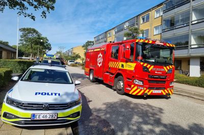 En del af Valdemarsvej var onsdag formiddag spærret af brand- og redningskøretøjer, der var kaldt til brand i en etageejendom. Beboerne kunne selv gå ud af lejlighederne, og ingen kom til skade.