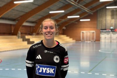 Heid Warren har i modsætning til holdkammeraterne i Silkeborg-Voel ikke gået til håndbold, siden hun var helt lille. Det kan den høje stregspiller godt mærke i den daglige træning i klubben.
