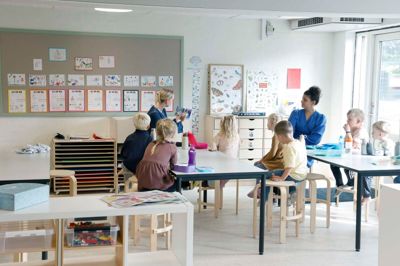 Den står på hyggelig højtlæsning, mens middagsmaden køres indenbords i den nye børnehave i Hammerum.