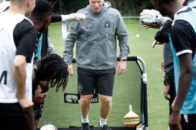 Mike Tullberg havde sin første træning med FCM-truppen onsdag 2. september. Nu står den nye træner foran sin debut som cheftræner for FC Midtjylland. Det sker i Farum, hvor hans forældre bor ganske tæt på stadion.