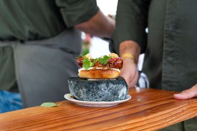 Der er 12 deltagere i konkurrencen om at servere Danmarks bedste gourmet-hotdog heriblandt Restaurant Domæne i Gødstrup. Billedet er taget ved konkurrencen sidste år.