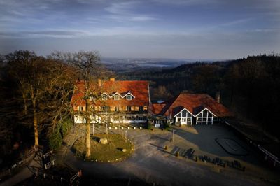 Siden 1983 har hotelfamilien Jørgensen fra Silkeborg drevet Hotel Himmelbjerget. Hotellet, som de har ejet siden 1995, er nu solgt til Skanderborg Kommune.