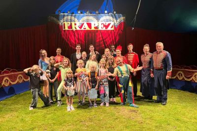 Sådan så det ud, da cirkusbørnene fra Kibæk mødte Cirkus Trapez' dygtige artister.