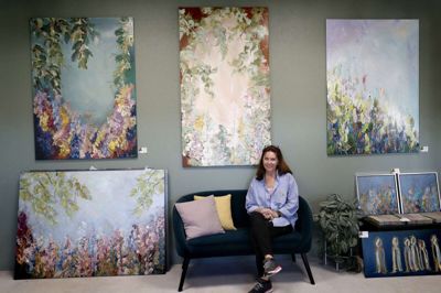 Blomstermotiver pryder en stor del af væggene i Anita Krøjgaards galleri og værksted i Kibæk. Hun er egentlig udlært skiltemaler, men hendes store passion - malerkunsten - har overtaget hendes arbejdsliv. Foto: Flemming Hansen
