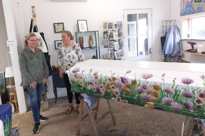 Kunstner Anita Krøjgaard (t.v.) og bedemand Maria Bach Moesgaard Knudsen lancerede i efteråret et samarbejde, hvor der udsmykkes kister. Det kan man høre mere om til Kibæk Messen.