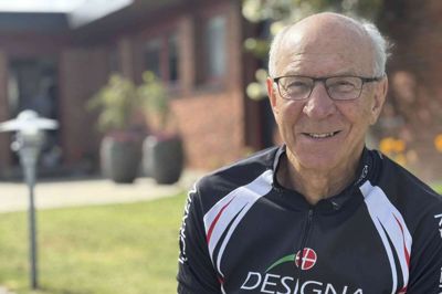 Hans-Jørgen Hørning en solrig sensommermorgen - parat til en tur i skoven på mountainbike.