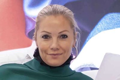 Caroline Fleming har boet i England i mange år. For seks år siden flyttede hun tilbage til Danmark. I dag driver hun en skønhedsklinik med sin kæreste, Frederik Kølle.