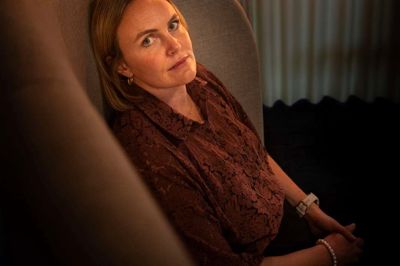 Det tog to år for Trine Gisselbæk at kæmpe med en kræftsygdom og frygten for ikke at være god nok. Nu er Trine Gisselbæk tilbage på arbejdsmarkedet. Hun har fundet ud af, at sejren ikke består i at være tilbage på toppen, men derimod at have fået andre prioriteter og et robust selvværd med sig fra mødet med bunden.