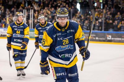 Emil Kristensen scorede to gange i løbet af blot 49 sekunder i første periode og sendte Blue Fox på sejrskurs mod Aalborg Pirates.