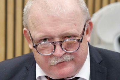 Hans-Christian Blichfeldt (V) er vendt om i døren på vej til kommunalvalget i november. Han sidder i byrådet for Venstre valgt på det yderste mandat til partiet og bor i Hvide Sande. Han var på partiets valgliste, men her 14 dage før deadline melder han sig fra listen og vil alligevel ikke stille op.