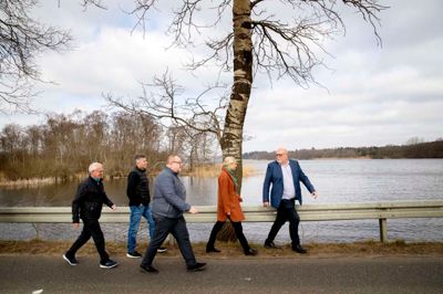Lokalt er der i Ans i mange år arbejdet for en stibro over Tange Sø. Ans-Grønbæk Lokalråd har gennem årene været i dialog med flere politikere. I 2022 var den daværende transportminister Trine Bramsen (S) ude at se den nuværende bro over Tange Sø sammen med Kristian Pihl Lorentzen, der dengang var transportordfører i Folketinget.