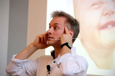 Fællessang gør godt. Det bliver der ført videnskabelig bevis for i Engesvang Sognehus 20. januar, når der er foredrag med Lasse Skovgaard.