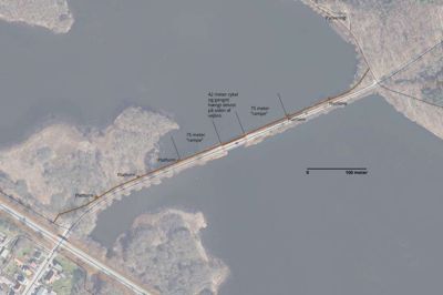 Forslaget beskriver en 600 meter lang gang- og cykelsti, der står på pæle ved siden af den eksisterende vej og bro. Forslaget er udarbejdet af Bent Nielsens Tegnestue i Skanderborg.