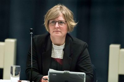 Susanne Jacobsen (V) har flere gange stillet spørgsmål til embedsfolkenes anbefalinger om grødeskæring. - Det er kun en vurdering, og vi skal som politikere turde udfordre den, siger hun.