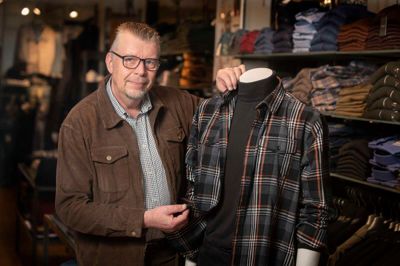 Svend Holm fylder snart 64 år, men han har ikke tænkt sig at lukke forretningen lige foreløbig. Han bliver ved så længe, at han synes, det er sjovt.