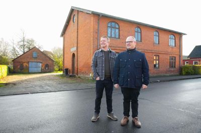 Henrik Bondrup Pedersen (tv) og Christian Kastberg Jensen vil gerne sætte skub i udviklingen i Ans og har investeret i den tidligere smedie.
