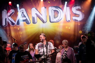 Kandis inviterede publikum med op på scenen under deres koncert i Arena Midt i Kjellerup tirsdag.