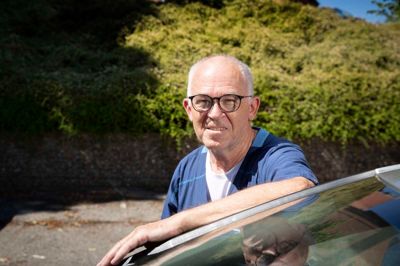Kai Rasmussen var den første mandlige hjemmehjælper i det tidligere Kjellerup Kommune. Nu - 50 år efter - holder han stadig fast i jobbet, som giver ham mange gode oplevelser.