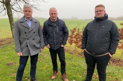 Fra venstre Brian Marcher, Henrik Glent-Madsen og Nikolai Corfitsen Reckweg, der alle har udsigt til at blive naboer til en solcellepark, der ønskes placeret på marken bag dem. Kommunen har peget på projektet, men samtlige naboer føler sig kørt over og alle imod projektet.