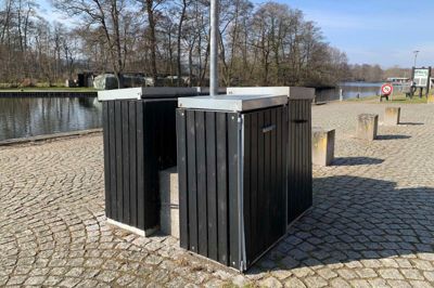 Der er sat nye skraldespande op på havnen, så man også kan sortere affald udendøre. Der kommer mærker på den 1. april.