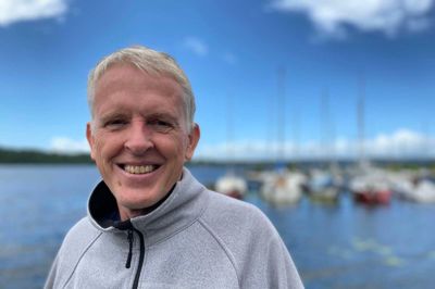 Niels Copeland, formand for Ry Sejlklub blev forleden hædret for sit store frivillige arbejde med Træskoprisen.