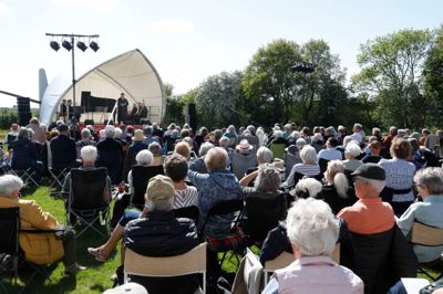Man skulle næsten tro, at Kongelig sommeropera havde synkroniseret deres optræden med Herning Opera Festival, der så småt er ved at gå i gang - det har de dog ikke.