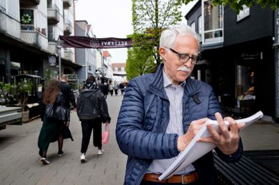Jørgen Michaelsen er konstant på jagt efter nye motiver. Han har leveret tegninger til avisen af byens huse og fra byens gader gennem mere end 55 år.