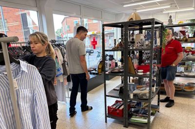 Røde Kors Videbæk åbnede sin genbrugsbutik i september sidste år. I begyndelsen var der tre åbningsdage om ugen - nu er der fire åbningsdage.