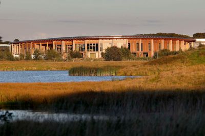 På Svanekevej i Herning har Håndværkskollegiet Herning rejst sig gennem de seneste to år, siden første spadestik blev taget. Tanken bag byggeriet var, at håndværkerlærlingene skal have en bygning »så flot og speciel, at de hele tiden bliver mindet om fantastisk arbejde«, som Kristian May, der er direktør for Fonden for Håndværkerkollegier, udtrykte det ved rejsegildet.