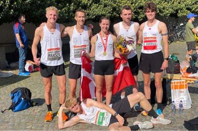 Seks stolte løbere skabte gode resultater i sensommer-varmen for Herning Løbeklub. Fra venstre er det Patrick Hansen, Jesper Faurschou, Carolien Millenaar, Anders Bonde og Mark Andersen. Forrest ligger Oscar Sig Tranberg. Foto: Privatfoto