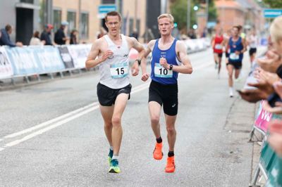 Jesper Faurschou (nummer 15) bider tænderne sammen mod slutningen af det hurtige femkilometer-løb.