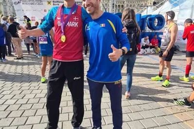 Den mangeårige rumænske topløber, Marius Ionescu, sørgede for at få taget dette foto med den nykårede verdensmester, Jesper Faurschou (t.v.), efter løbet i Bukarest. De to har ofte løbet med og mod hinanden - blandt andet ved OL i London, VM i Sydkorea og flere EM-løb.