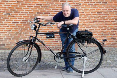 Anders Larsen med foreningens klenodie. En Hurricane cykel med benzinmotor.