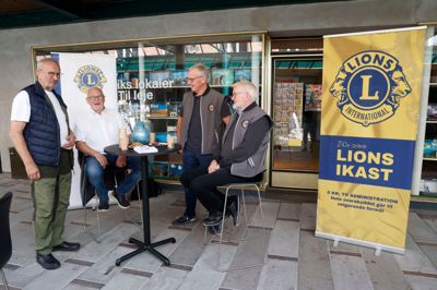 De lokale løver viser flaget til det årlige foreningsmarked i Strøgcentret.