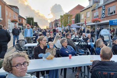 Fredag var der hygge, god stemning og godt vejr til at danne rammerne om et velbesøgt Open by Night i Videbæk.