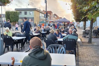 Sidste år var der godt vejr og hyggelig stemning til Open by Night i begyndelsen af september. Det håber Videbæk Handel og Erhverv, at der gentager sig i år fredag 4. september.