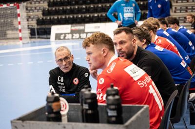 Træner Claus Uhrenholt (t.v.) var ikke tilfreds med, at Emil Vestergaard Larsen (rød trøje) fik rødt kort i Vendsyssel, hvor der var et blå kort til Valdemar Hermansen.