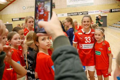 Emma Friis nød besøget i Alpi-Hallerne i Lind som et afbræk midt i OL-forberedelsen. Men herningenseren glæder sig også til at opleve OL-stemningen på egen krop.