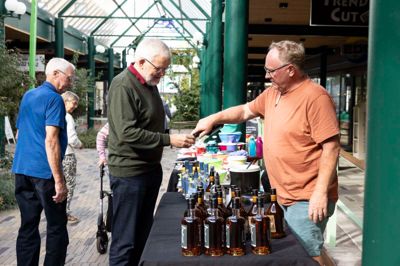 En god flaske til weekenden. Flere boder tilbyder specialprodukter som rom, whisky og vin.