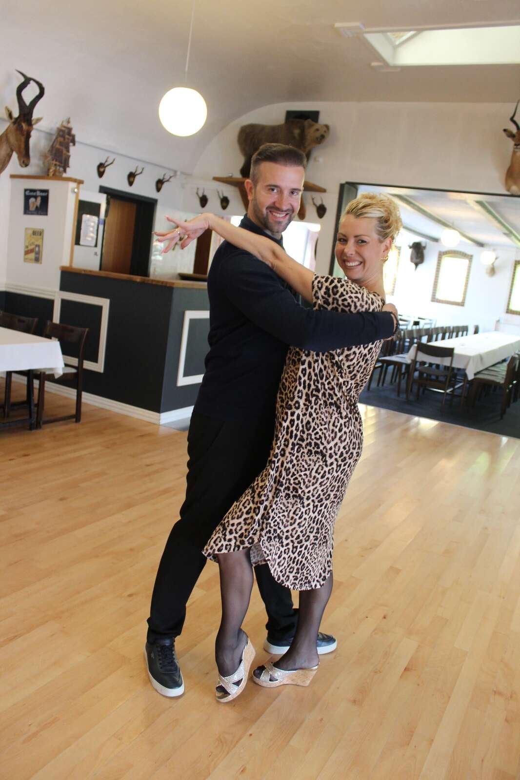 Kroen er stadig parrets bibeskæftigelse. De tidligere mangedobbelte verdensmestre har blandt andet også et dansestudie i Aarhus.