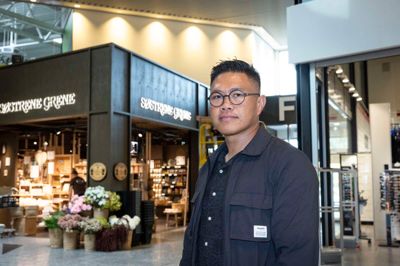 Lige nu er væggen over Søstrene Grene i Herning Centret helt hvid, men det vil Quang Ramsing Fleuret lave om på. Han er blevet bedt om at udsmykke væggen over butikken og indgangspartiet ved indgang F.