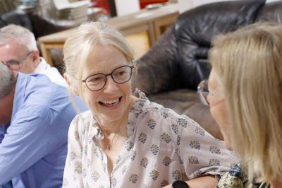 Både Inge Bülow Pedersen og Vibeke Flydtkjær (med ryggen til) bor i dag i Aalborg, men indtil 1975 var de klassekammerater i Sunds. Lørdag var de sammen med 35 andre tidligere elever fra årgangen samlet til 50-årsjubilæumstræf i barndomsbyen.