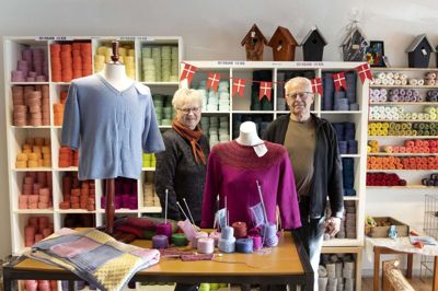 Else Eriksen og Finn Eriksen foran afdelingen med garn, som butikken får doneret. Foto: Tom Laursen